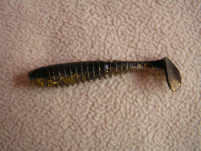 Berkley Flex Rib Shad 2.5″-jigit, Väri:Clear Gold Black, 100g 1 Berkley Flex Rib Shad 2.5″-jigit, Väri:Clear Gold Black, 100g